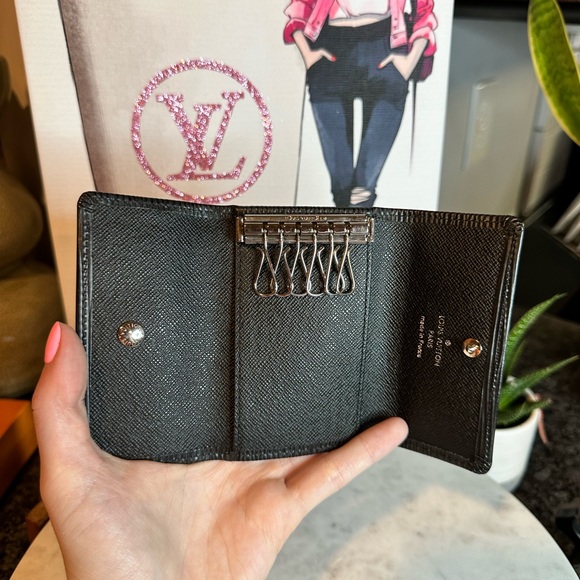 Louis Vuitton Black Epi 6 Key Holder - Picture 9 of 14